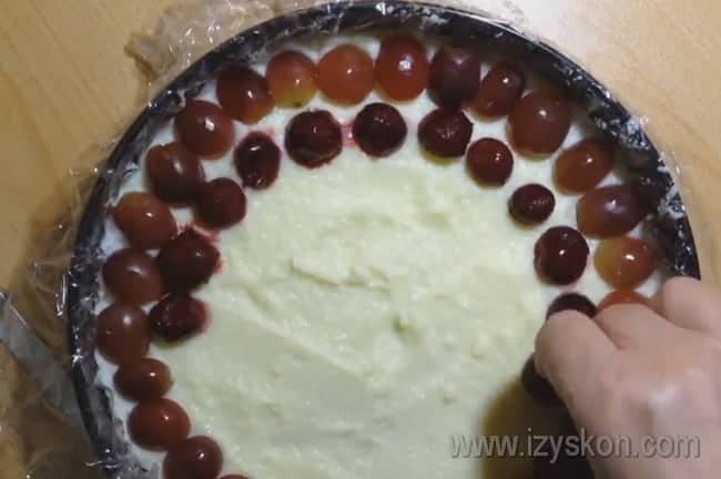 Красиво выкладываем ягоды, чтобы тирольский пирог с вишней выглядел аккуратным.