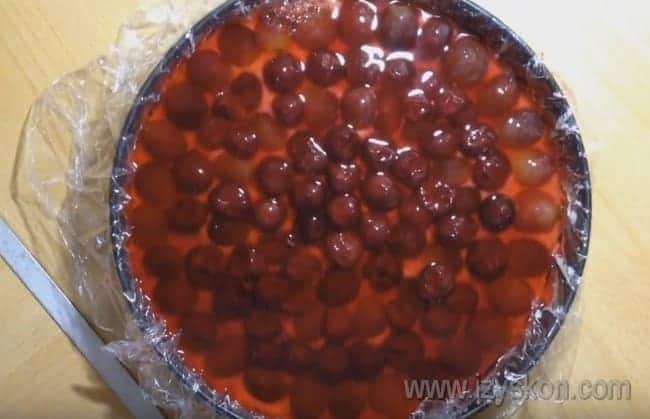 Выберите прозрачное либо красное желе для заливки тирольского пирога с вишней.