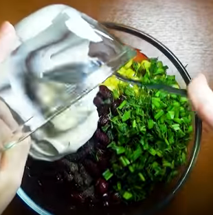 Салат с фасолью, ветчиной и сухариками - улетает со стола за 5 минут
