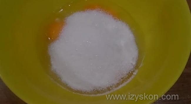 Смешиваем яйца с сахаром