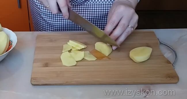 Нарезаем картофель тонкими пластинками