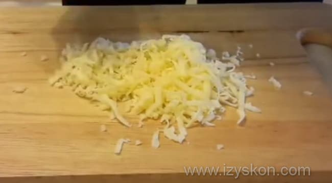 Натираем сыр на терке
