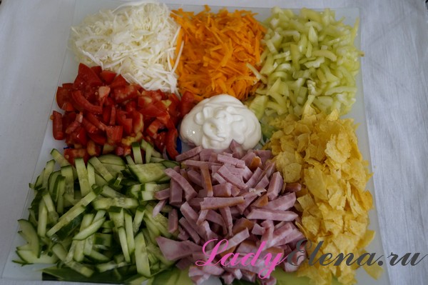 Интересные рецепты приготовления салатов с чипсами