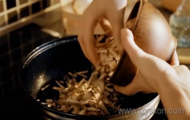 Пока тесто отдыхает, готовим начинку из грибов: мелко режем и обжариваем их.