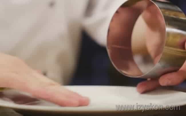 Перед тем, как сделать котлету для гамбургера, смажьте оливковым маслом тарелки и кулинарное кольцо, при помощи которых будете ее формировать.