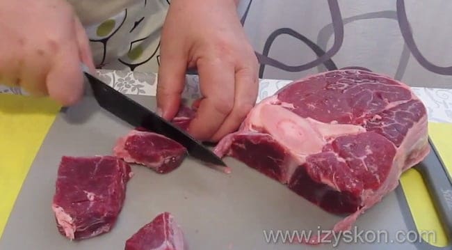 мясо нарезаем большими порционными кусочками