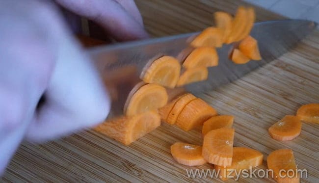 режем морковь полукольцами