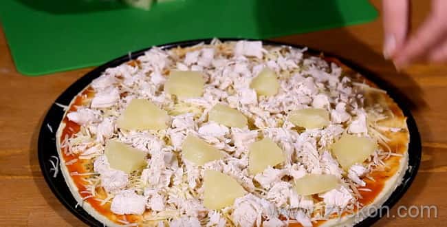 Для гавайской пиццы с курицей и ананасами - на тесто кладем курицу и ананасы