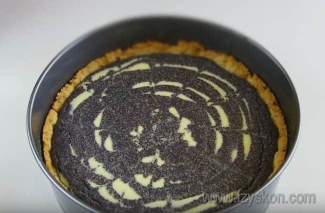 Попробуйте и вы испечь такой красивый творожно-маковый пирог, как в нашем рецепте с пошаговыми фото.