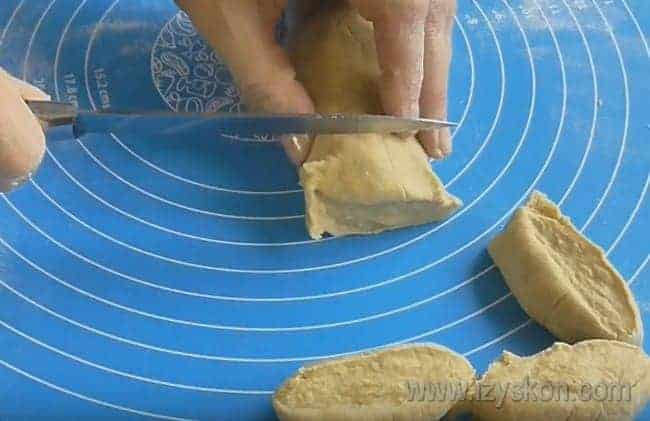 Раскатав тесто в колбаску, разделите его на кусочки.