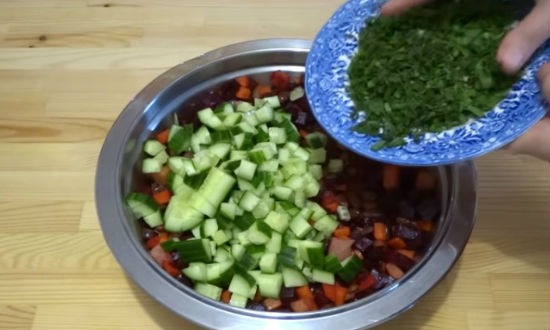 Складываем овощи в миску