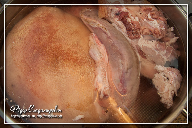 Прессованное мясо свиных голов