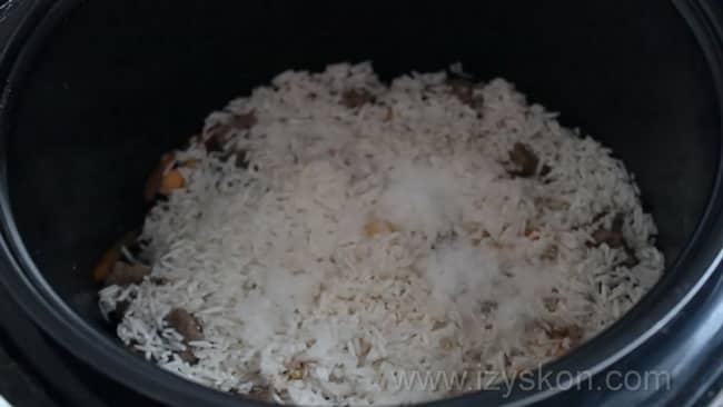 Для приготовления плова с говядиной в мультиварке, добавьте рис