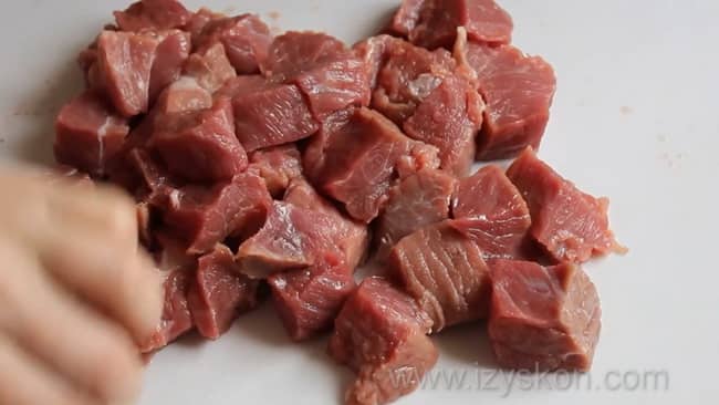 Для приготовления плова с говядиной в мультиварке, нарежьте мясо