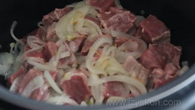 Для приготовления плова с говядиной в мультиварке, обжарьте мясо с луком