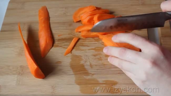 Для приготовления плова с говядиной в мультиварке, нарежьте морковь