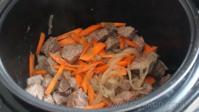 Для приготовления плова с говядиной в мультиварке, добавьте к мясу морковю