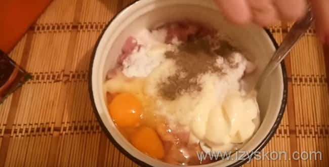  Для приготовления рубленных котлет из свинины в духовке - добавьте к свинине яйца и крахмал