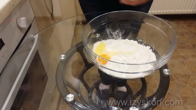 Приготовьте тесто для пельменей в домашних условиях на молоке