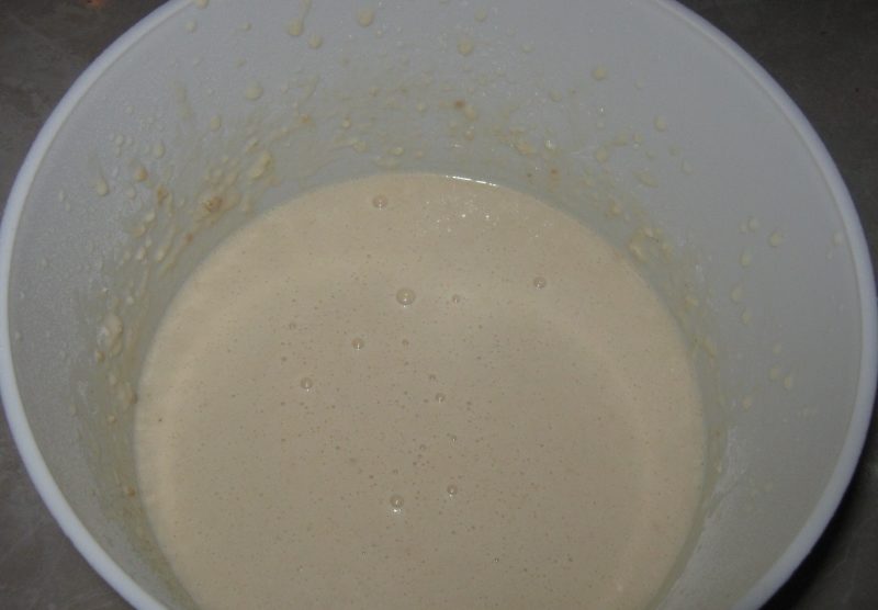 Как приготовить блины на молоке? 5 быстрых и вкусных рецептов блинов в дырочку этап 20
