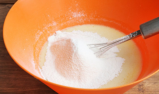 Как приготовить блины на молоке? 5 быстрых и вкусных рецептов блинов в дырочку этап 15
