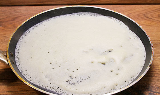 Как приготовить блины на молоке? 5 быстрых и вкусных рецептов блинов в дырочку этап 17