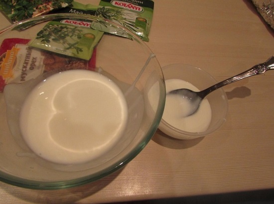 В пиалу наливаем натуральный йогурт
