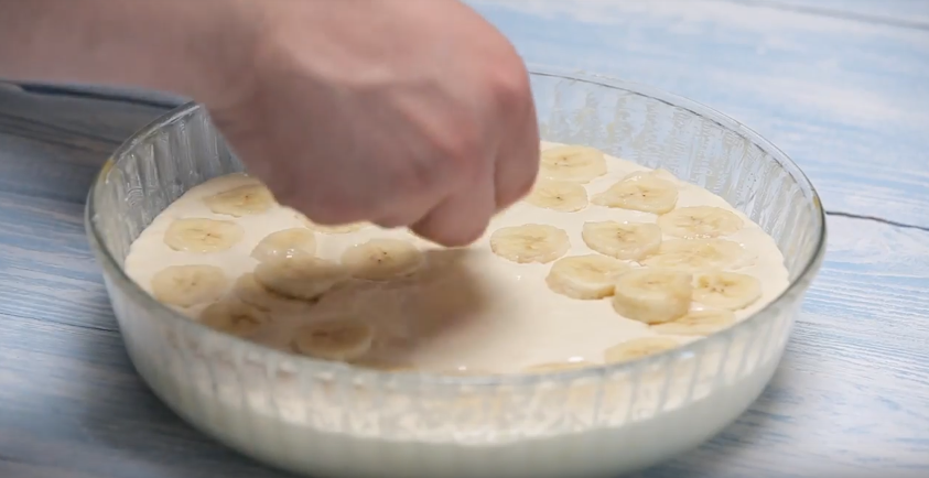 Шарлотка с бананами в духовке: простой рецепт с фото пошагово