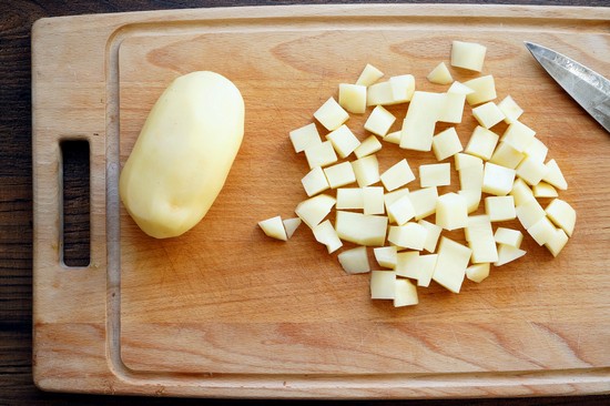 Очищенные корнеплоды картофеля промываем, нарезаем