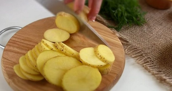 Нарежем картофелины тоненькими кружками
