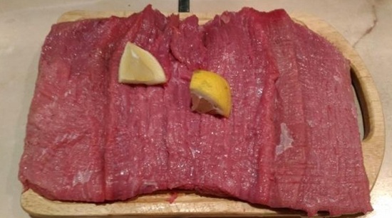 Раскладываем мясо на разделочной доске