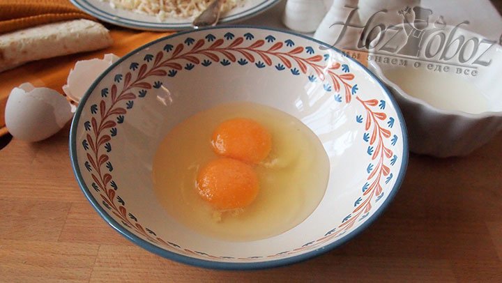 В небольшую чашу разобьем яйца, добавим соль
