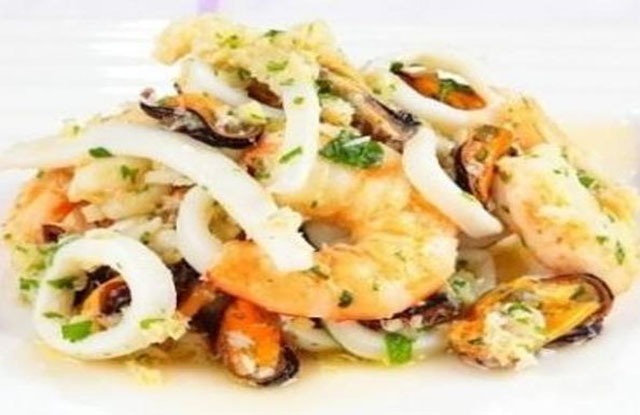 Рецепты салатов с морепродуктами - кальмарами, креветками и крабовыми палочками