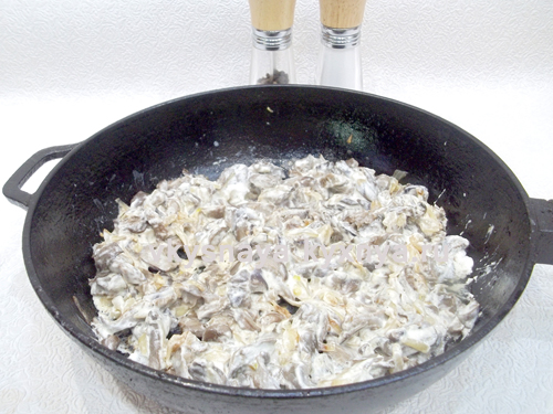 Грибы в сметанном соусе на сковороде рецепт с фото пошагово
