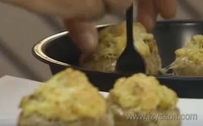 Запекаем жульен в грибах в духовке, чтобы расплавился сыр.