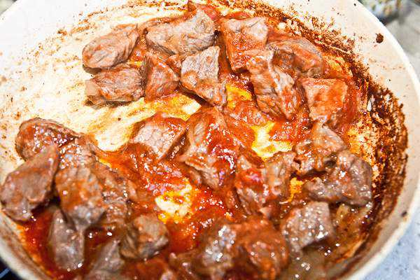 Как приготовить гуляш из говядины, чтобы мясо было мягким? 7 рецептов гуляша с подливкой этап 12