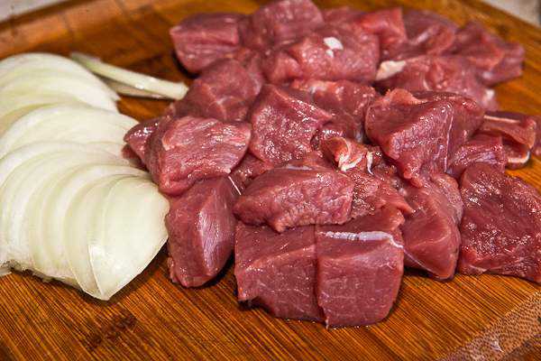 Как приготовить гуляш из говядины, чтобы мясо было мягким? 7 рецептов гуляша с подливкой этап 4