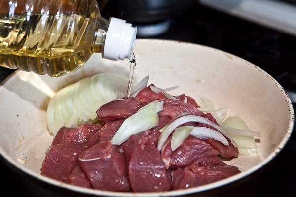 Как приготовить гуляш из говядины, чтобы мясо было мягким? 7 рецептов гуляша с подливкой этап 5