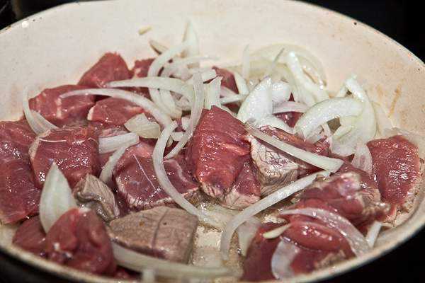 Как приготовить гуляш из говядины, чтобы мясо было мягким? 7 рецептов гуляша с подливкой этап 6
