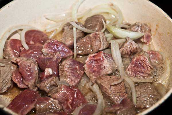 Как приготовить гуляш из говядины, чтобы мясо было мягким? 7 рецептов гуляша с подливкой этап 8