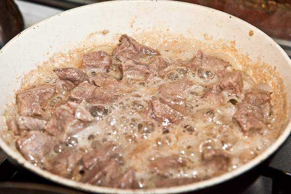 Как приготовить гуляш из говядины, чтобы мясо было мягким? 7 рецептов гуляша с подливкой этап 9