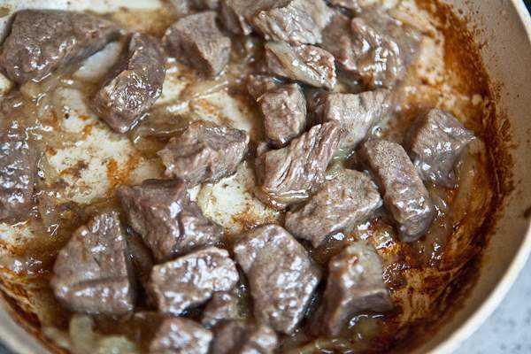 Как приготовить гуляш из говядины, чтобы мясо было мягким? 7 рецептов гуляша с подливкой этап 10