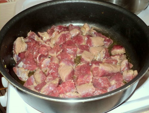 Как приготовить гуляш из говядины, чтобы мясо было мягким? 7 рецептов гуляша с подливкой этап 29