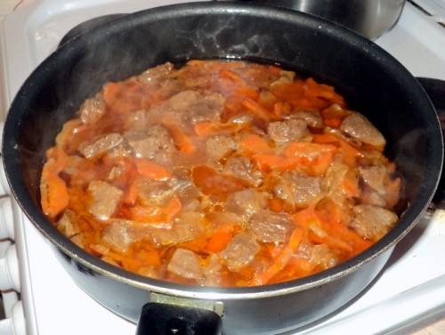 Как приготовить гуляш из говядины, чтобы мясо было мягким? 7 рецептов гуляша с подливкой этап 30