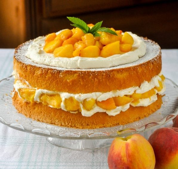 Бисквитный торт с творожным кремом и персиками