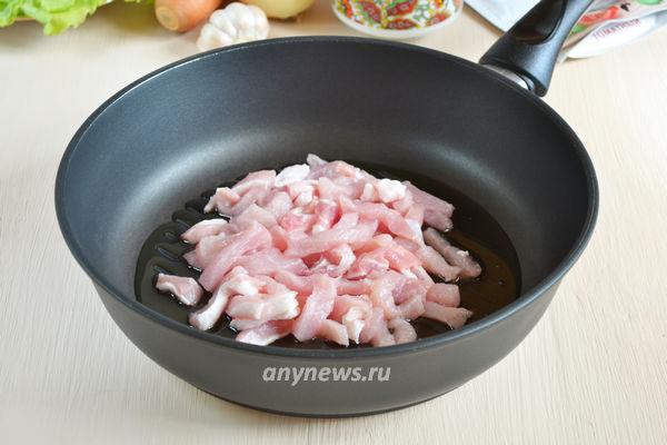 Гречка по-купечески со свининой на сковороде