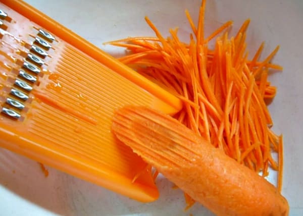нашинковать морковь