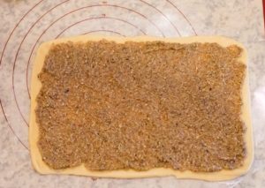 Дрожжевые булочки с ореховой начинкой и сахаром рецепт в духовке