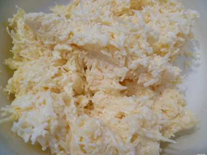 Тертый сыр с чесноком и майонезом.