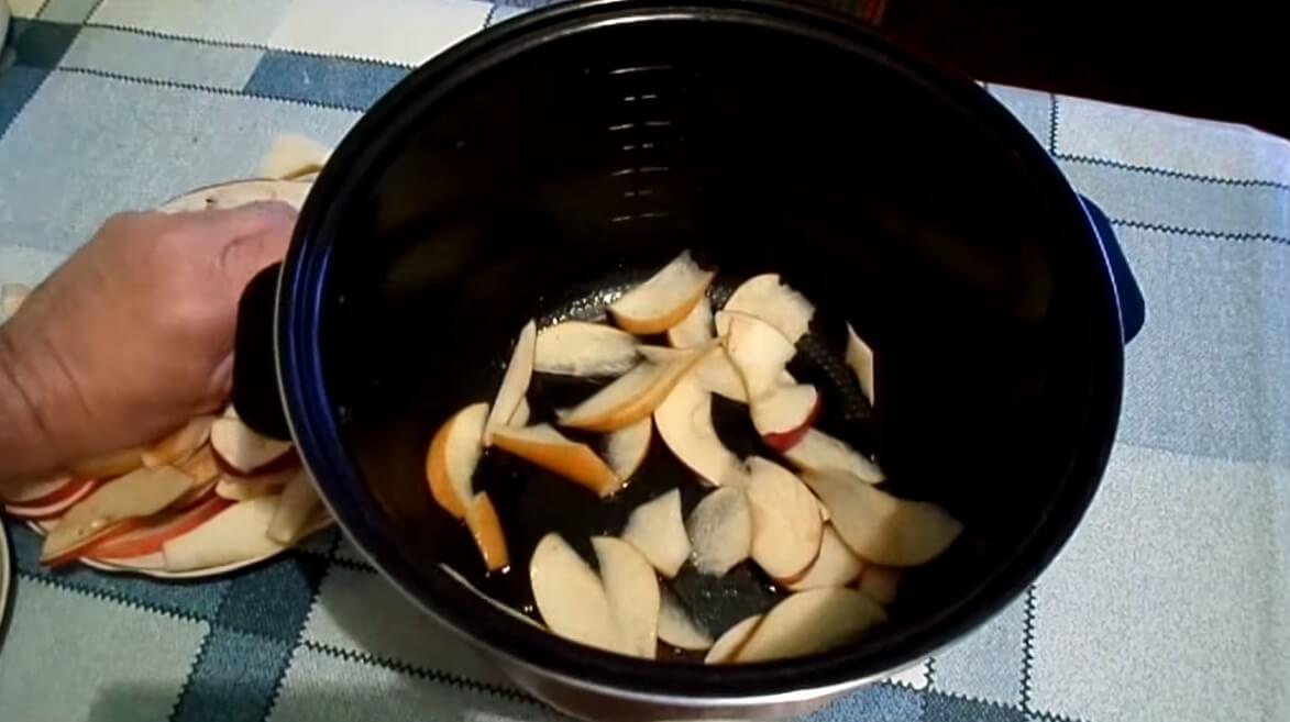 Шарлотка с грушами и яблоками - пошаговый рецепт с фото